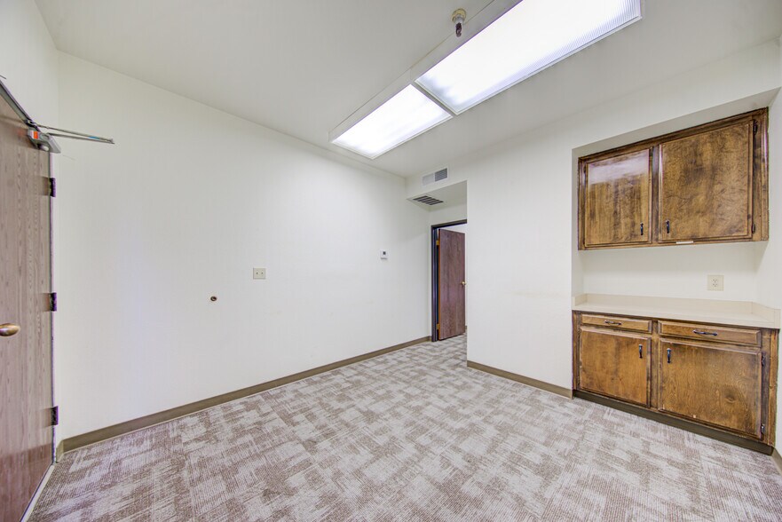 More Photos Of 4949 Buckley Way, Bakersfield Office For Sale