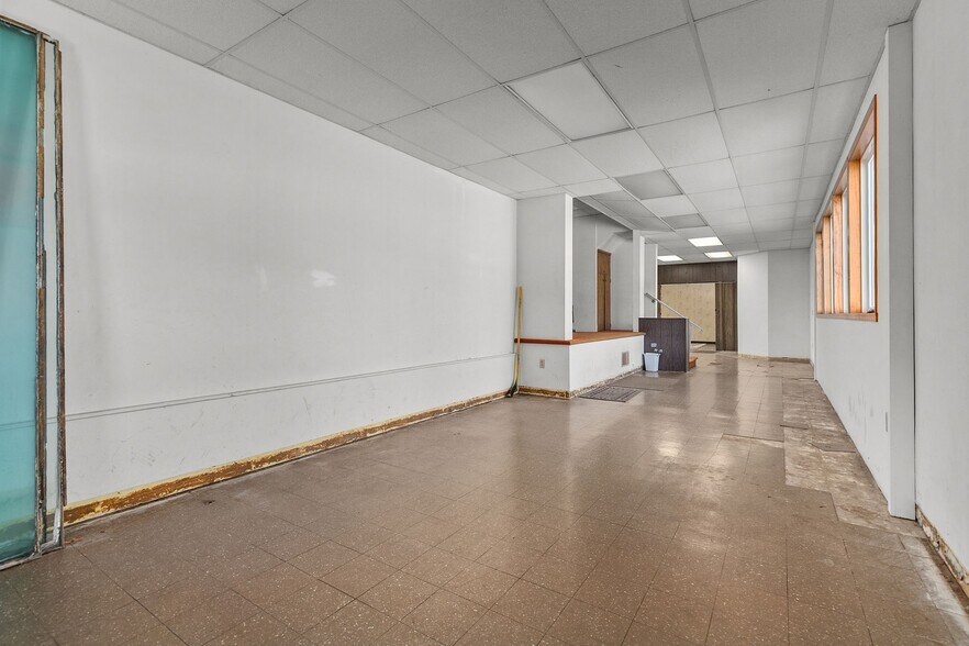 More Photos Of 754 N Main St, Oshkosh General Retail For Sale