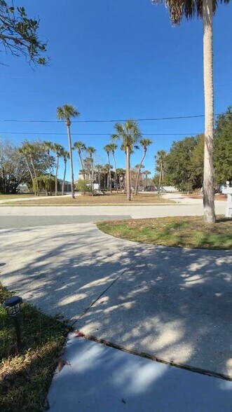 Primary Photo Of 421 NW 14th Pl, Crystal River Apartments For Sale