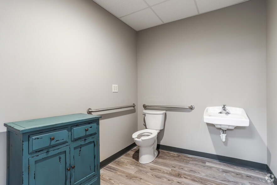 More Photos Of 6946 Harrison Ave, Cincinnati Medical For Lease