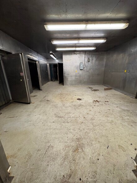 More Photos Of 810 Deal St, Highland Industrial For Sale