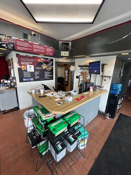 More Photos Of 6400 Douglas Ave, Urbandale Service Station For Lease