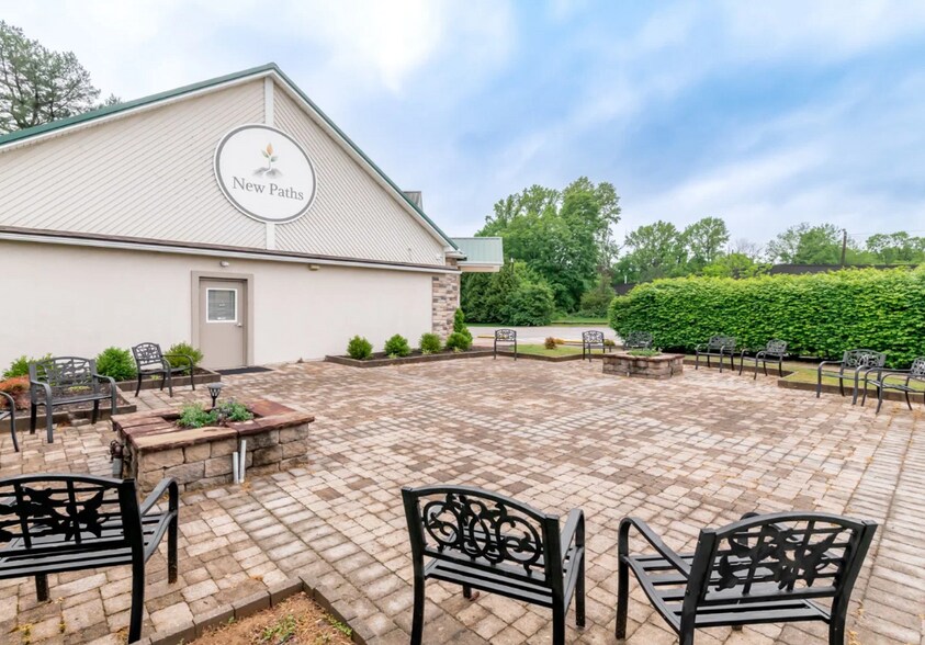 More Photos Of 1008 Commerce Blvd, Bardstown Freestanding For Sale