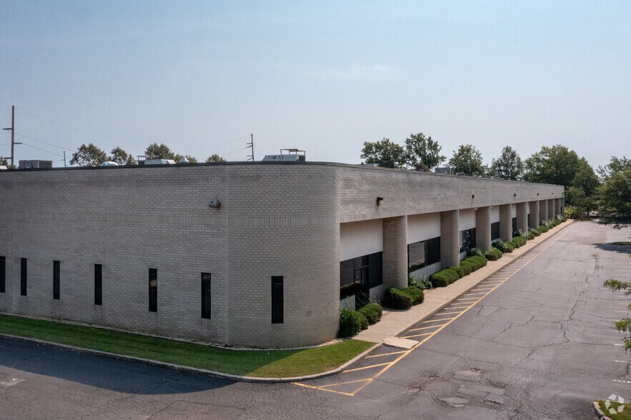 More Photos Of 47 Mall Dr, Commack Warehouse For Lease