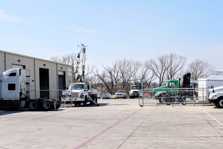 More Photos Of 12517 Business Highway 287 N, Fort Worth Light Distribution For Lease