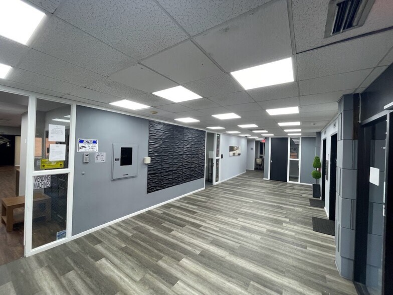 More Photos Of 24567 Northwestern Hwy, Southfield Office For Sale