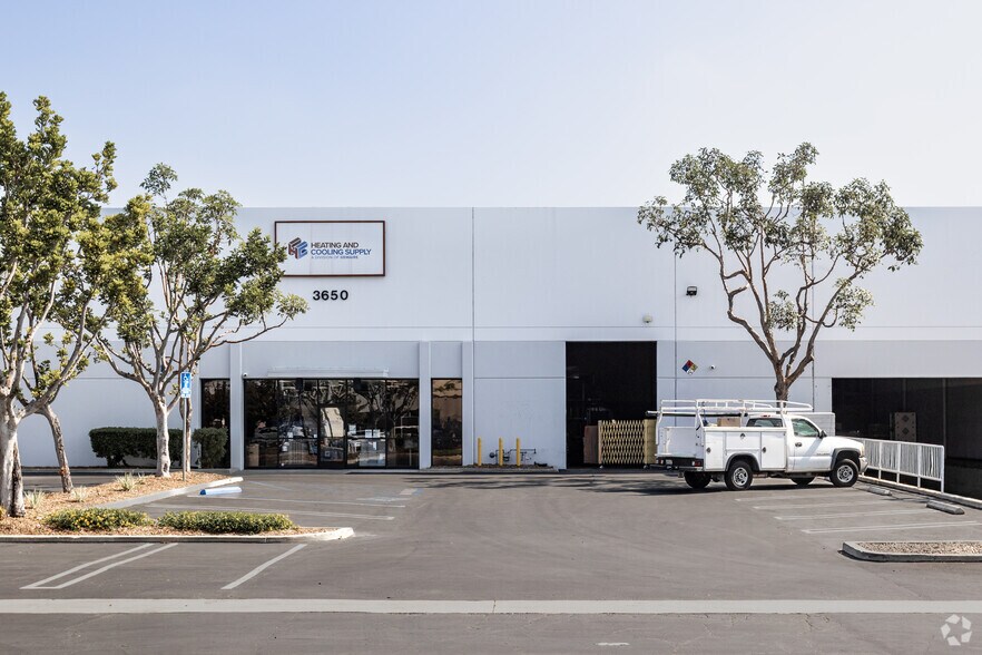 More Photos Of 3648-3650 N Industry Ave, Lakewood Warehouse For Lease