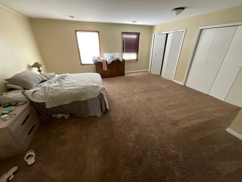 More Photos Of 107 W Delaware, Decatur Freestanding For Sale