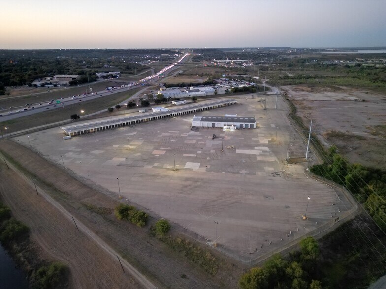 More Photos Of 1501 N Walton Walker Blvd, Dallas Truck Terminal For Lease