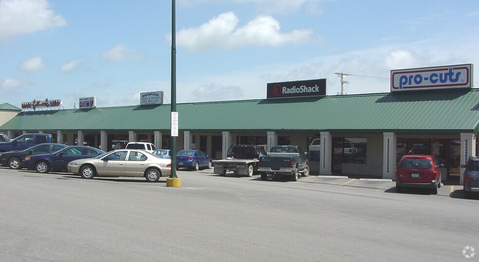 More Photos Of 721-727 N Charles St, Warrensburg General Retail For Lease