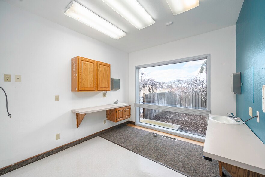 More Photos Of 1336 E Hunter Pl, Moses Lake Office For Sale