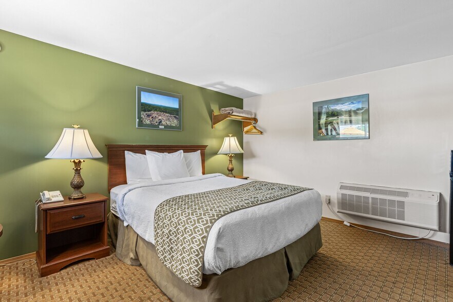 More Photos Of 310 S McCune St, Pilot Knob Hotel For Sale