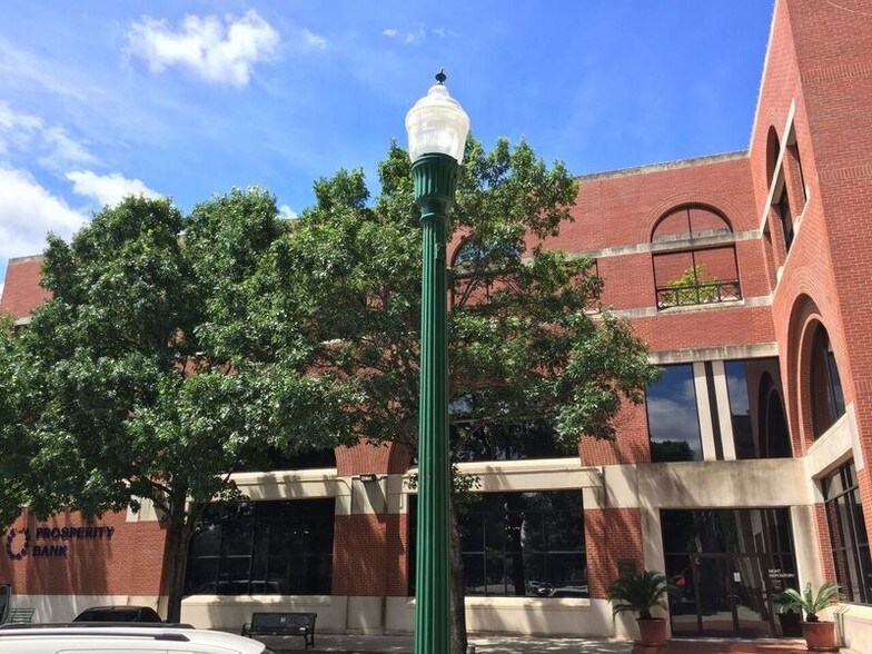 More Photos Of 401 Main Plz, New Braunfels Office For Lease