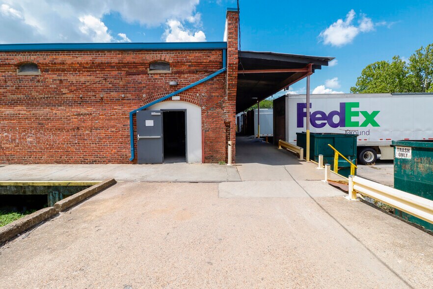 More Photos Of 827 Douglas Ave, Portsmouth Warehouse For Lease