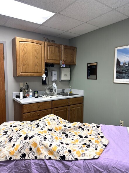 More Photos Of 220 SW 5th St, Woodhull Medical For Sale