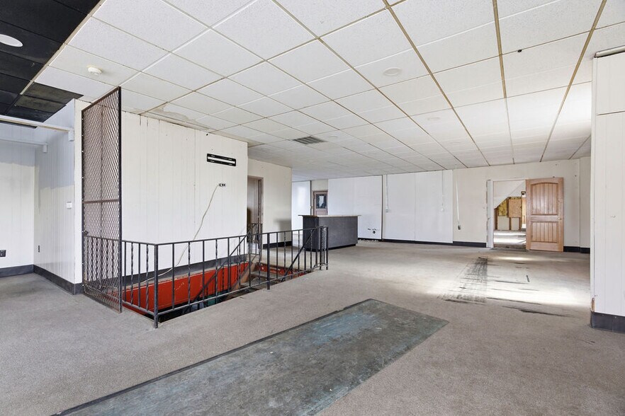 More Photos Of 15 W 1st St S, Fulton Freestanding For Sale