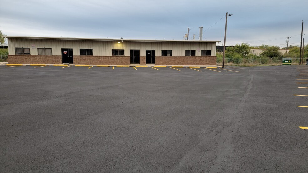 More Photos Of 11549 Old Perrin Beitel Rd, San Antonio Light Manufacturing For Lease
