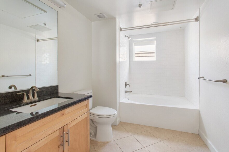 More Photos Of 214 Santa Monica Blvd, Santa Monica Apartments For Lease