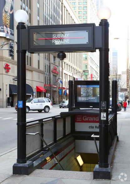 More Photos Of 534 N Clark St, Chicago Storefront Retail Residential For Lease