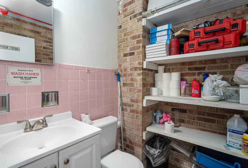 More Photos Of 3100 S Oak Park Ave, Berwyn Office For Sale