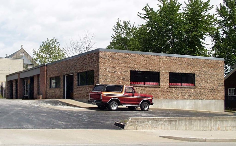 Primary Photo Of 510 N 5th St, Saint Charles Freestanding For Lease