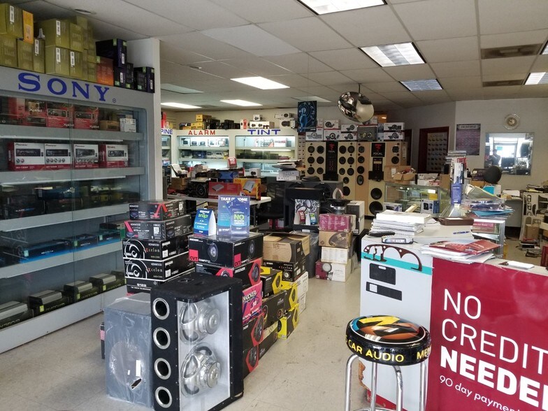 More Photos Of 1333 Gessner Rd, Houston Storefront For Lease