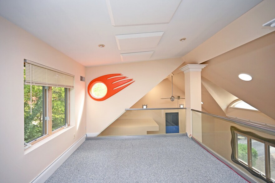 More Photos Of 2150 Alpine Pl, Cincinnati Office Residential For Lease