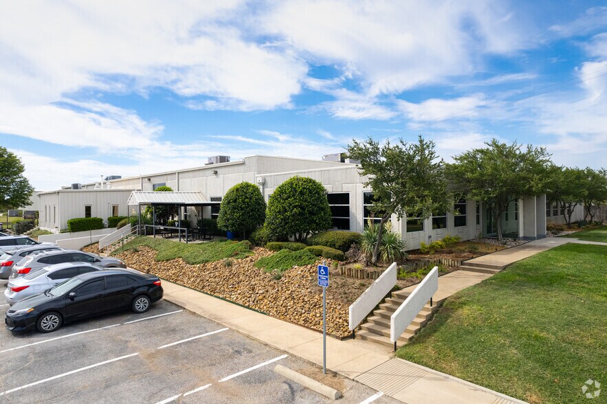 Primary Photo Of 1500 W Interstate 35, Denton Flex For Lease