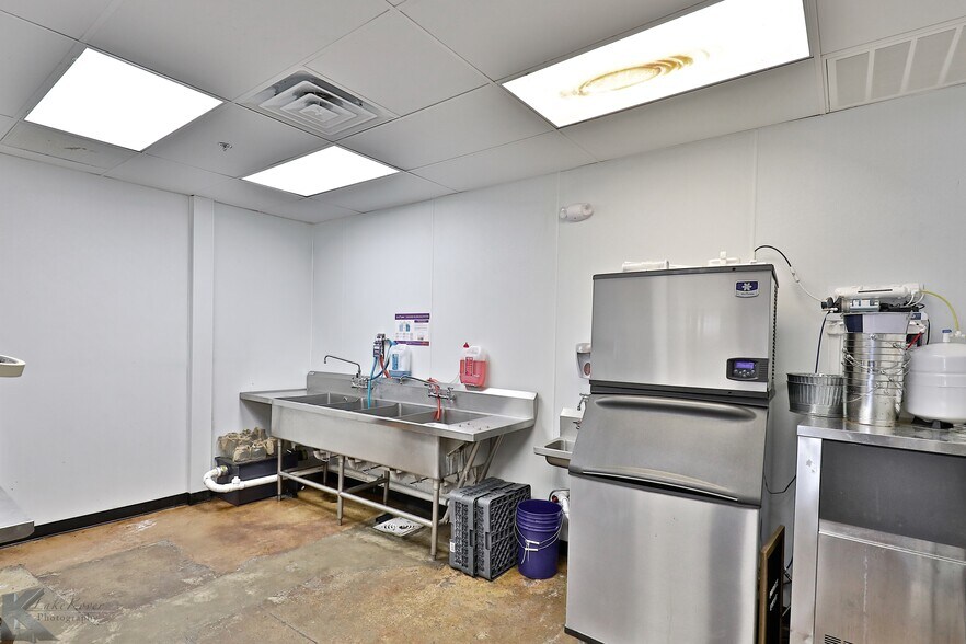 More Photos Of 382 Chestnut St, Abilene Bar For Sale