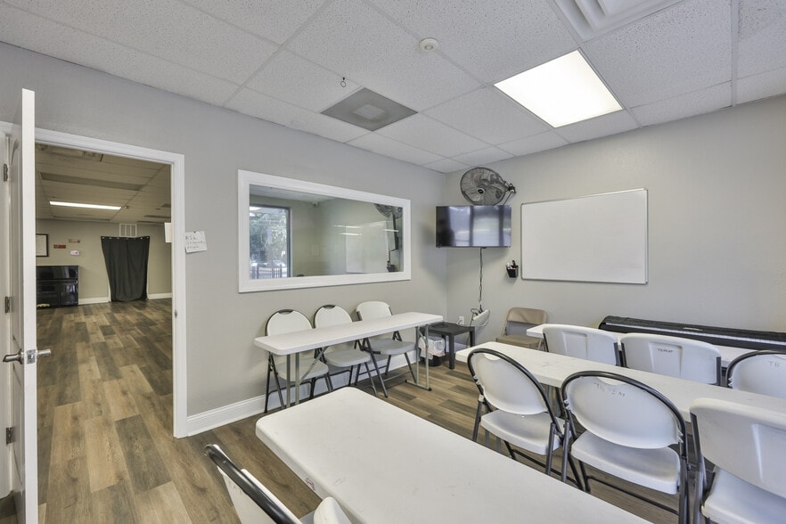 More Photos Of 307 S Parsons Ave, Brandon Storefront For Lease