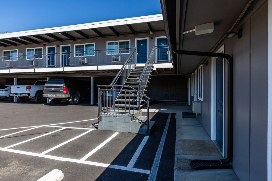 More Photos Of 1152 Main St, Springfield Hotel For Sale