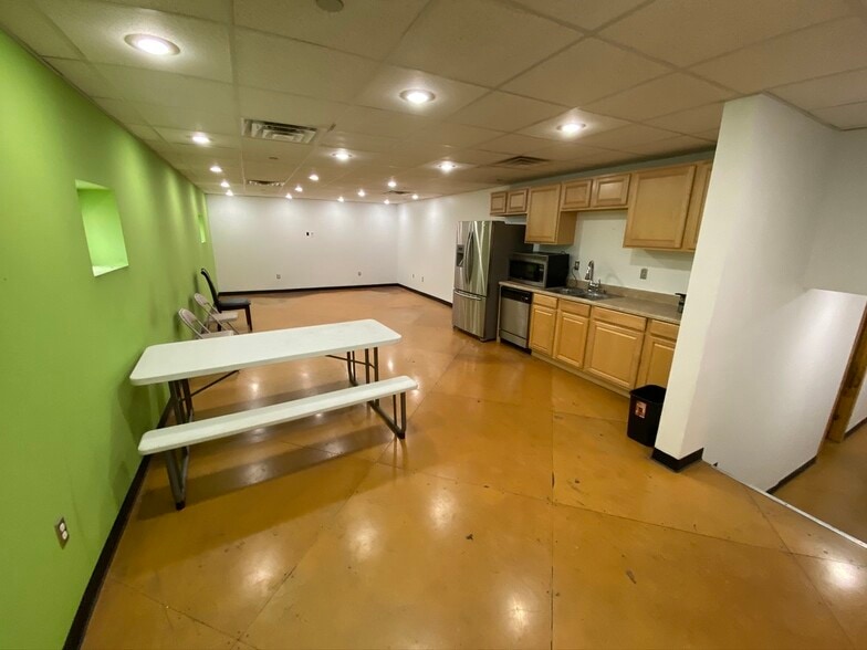 More Photos Of 1501 Iron St, North Kansas City Warehouse For Lease
