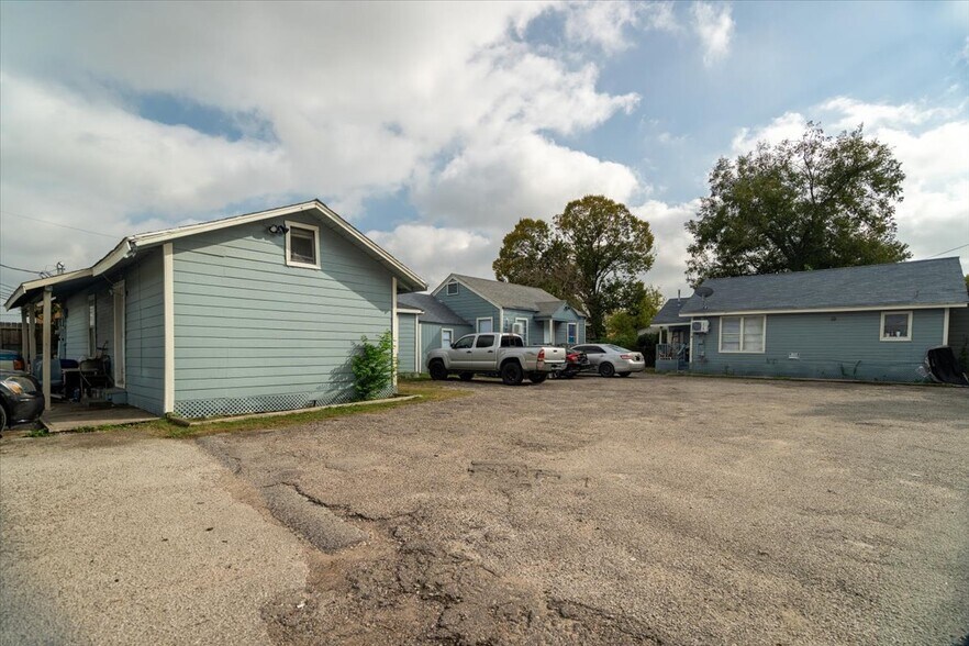 More Photos Of 13928 Bandera St, Houston Apartments For Sale