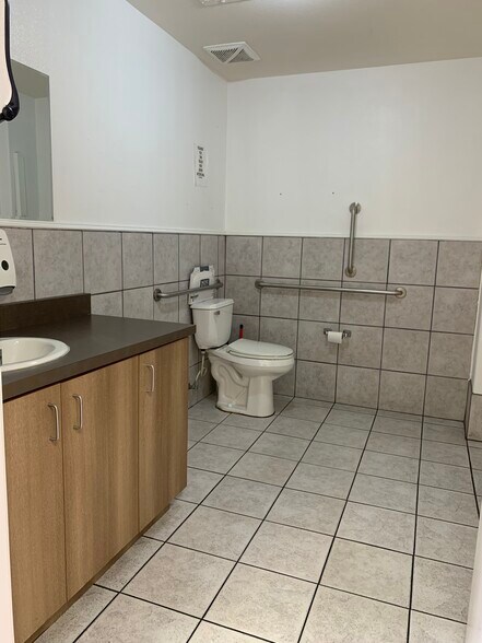 More Photos Of 1371 W Warm Springs Rd, Henderson Unknown For Lease