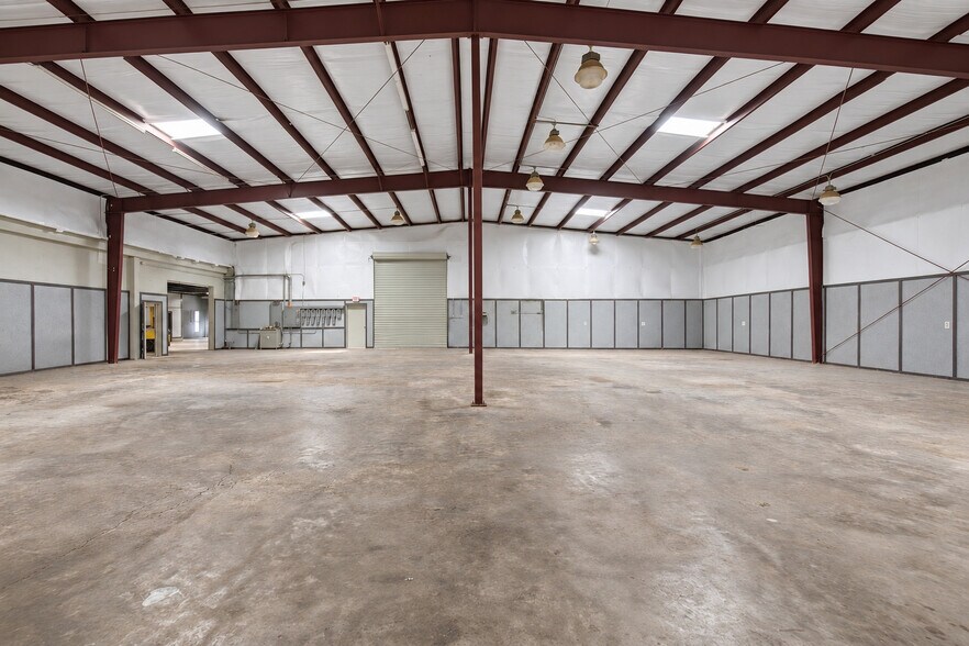 More Photos Of 7031 TX-75, Huntsville Manufacturing For Lease