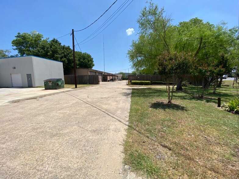 More Photos Of 715 Dallas Dr, Denton Flex For Sale