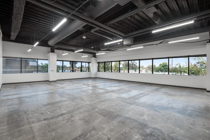 More Photos Of 15350 Sherman Way, Van Nuys Office For Lease