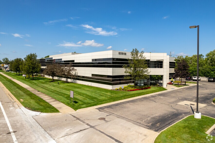 More Photos Of 32300 Northwestern Hwy, Farmington Medical For Lease