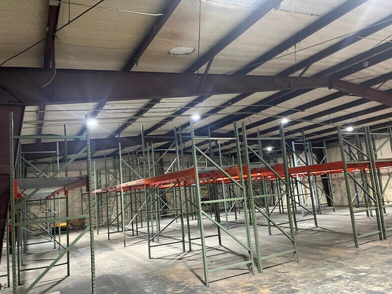 More Photos Of 223 W Danieldale Rd, Dallas Light Distribution For Sale