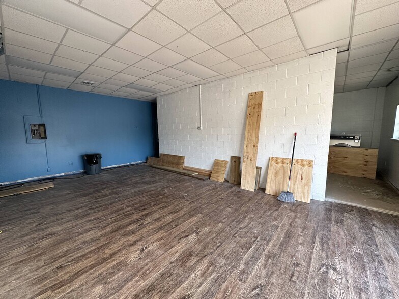 More Photos Of 110 W Carl Hubbell Blvd, Meeker Storefront Retail Office For Sale