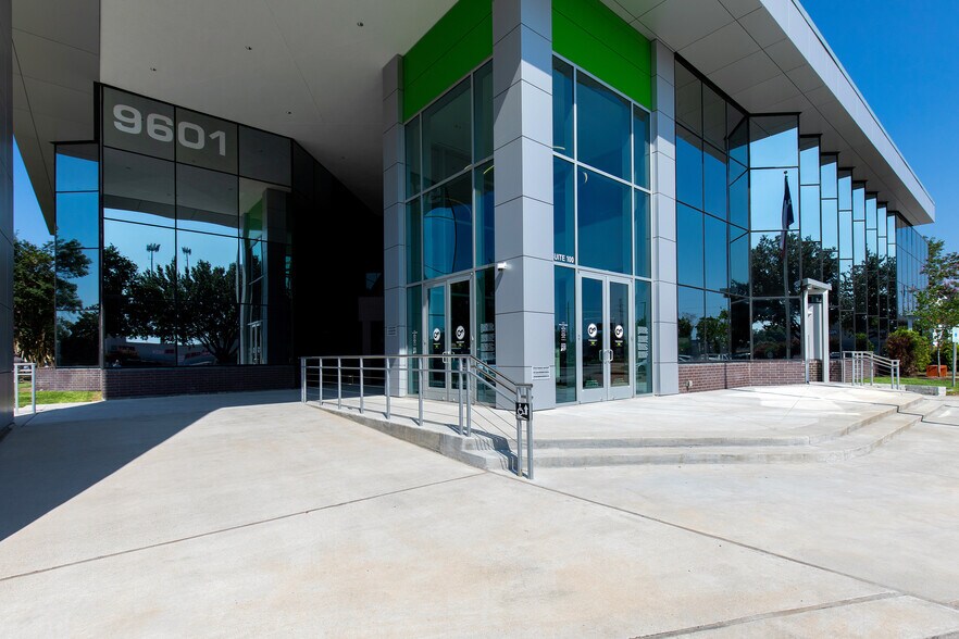 More Photos Of 9601 Jones Rd, Houston Office For Lease