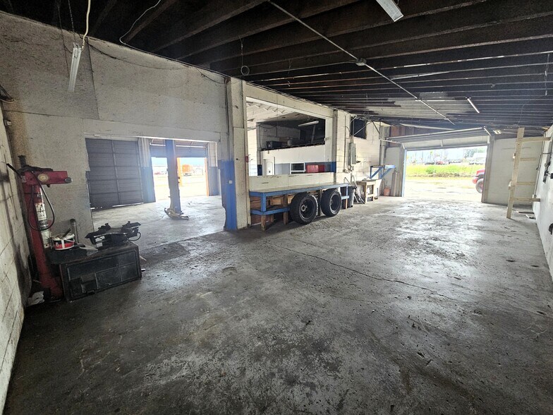 More Photos Of 15217 US 301, Dade City Office For Sale