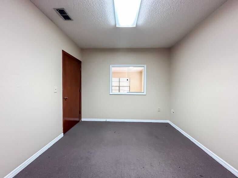 More Photos Of 2000 E Edgewood Dr, Lakeland Office For Lease