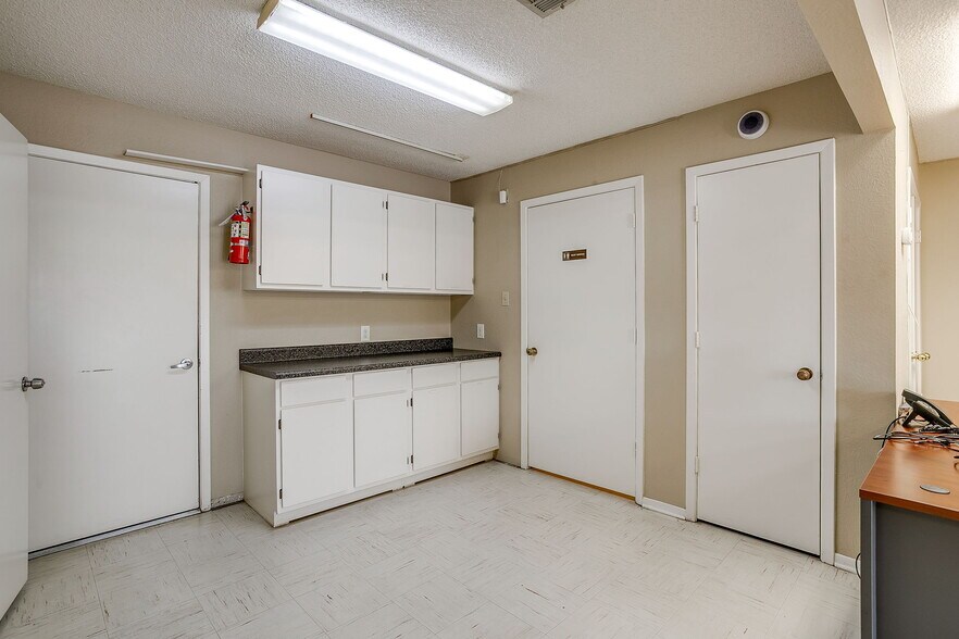 More Photos Of 3040 Ramona Dr, Fort Worth Research And Development For Lease