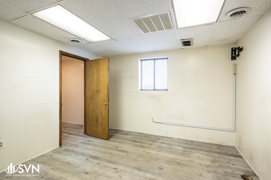 More Photos Of 136 Eisenhour Ct, Nicholasville Warehouse For Lease