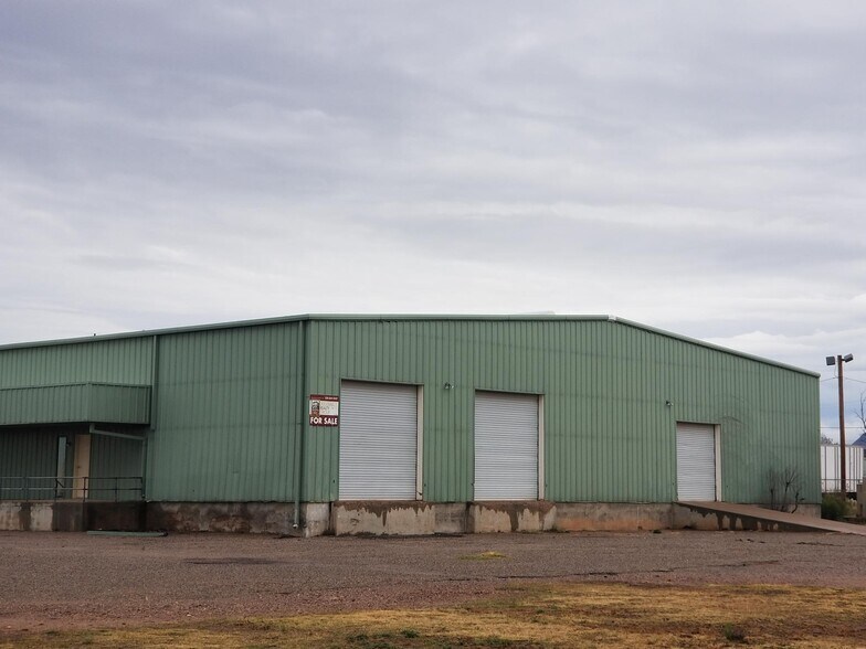 More Photos Of 100 E 9th St, Douglas Warehouse For Lease