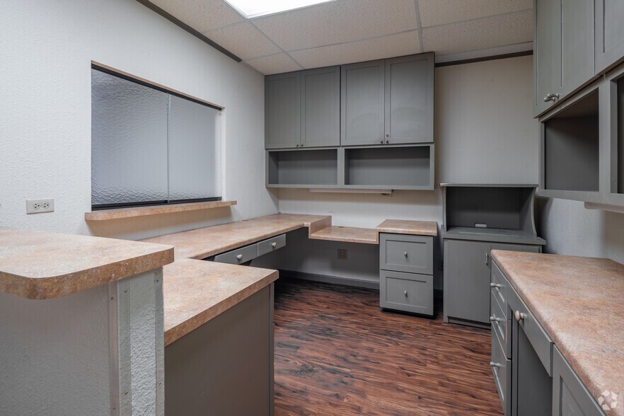 More Photos Of 8601 Village Dr, San Antonio Medical For Lease