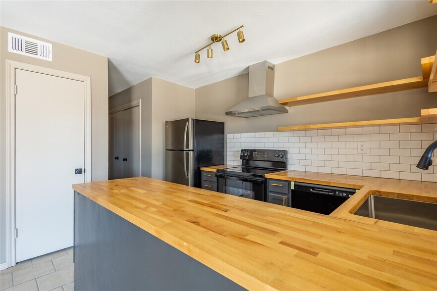 More Photos Of 1804 SW Barnard St, Glen Rose Apartments For Sale