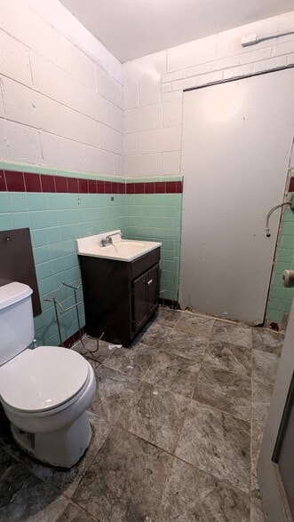 More Photos Of 2315 S Main St, Rockford General Retail For Sale