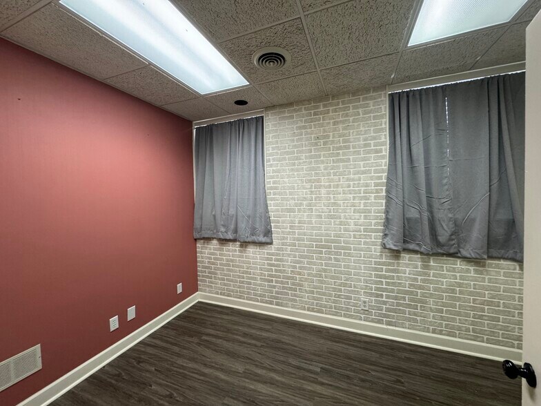 More Photos Of 1112 E Railroad St, Sandwich Office For Sale